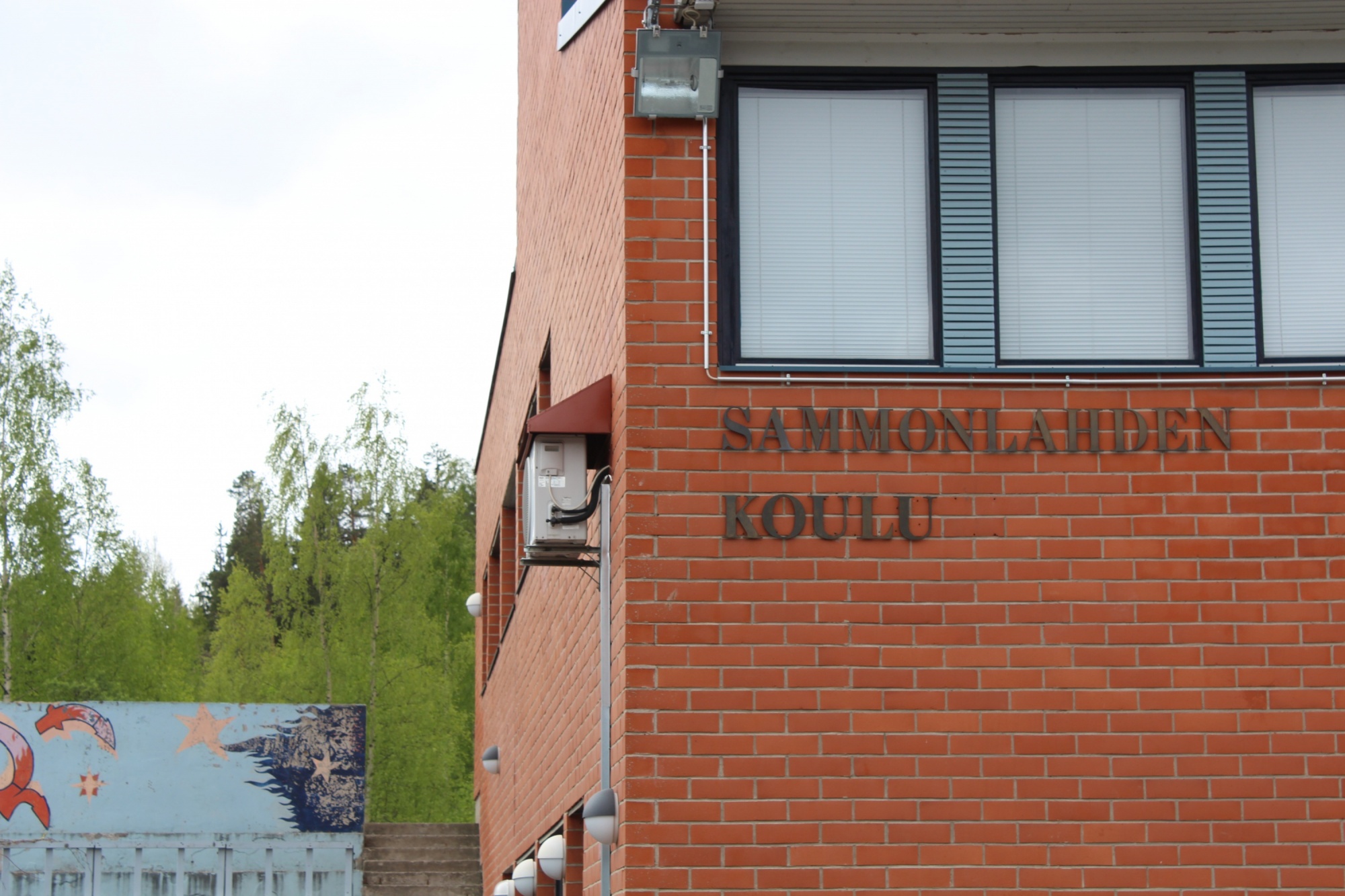 Sammonlahden koulun teksti koulun seinällä.
